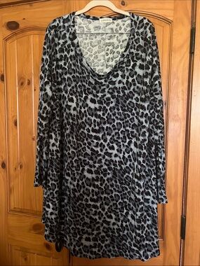 LARA Black and Gray Leopard Print V-Neck Tunic Top
